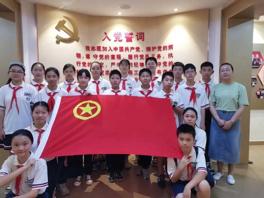 云南镇雄山体滑坡已致11人遇难，现场全力展开搜救